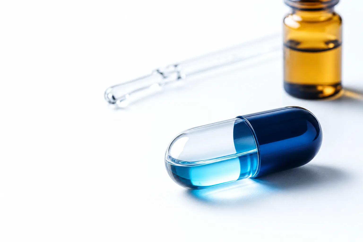 Cápsula azul translúcida ao lado de materiais farmacêuticos