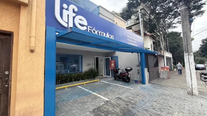 Fachada da Life Fórmulas na Rua José de Magalhães, 250, Vila Clementino