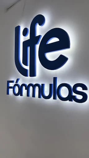 Letreiro iluminado da Life Fórmulas na parede interna da loja