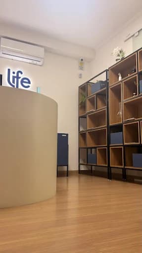 Recepção da Life Fórmulas com balcão e estantes de madeira